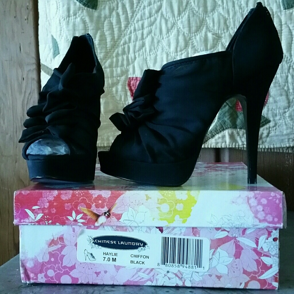 NIB Chinese Laundry Haylie chiffon ruffle heels 7M
